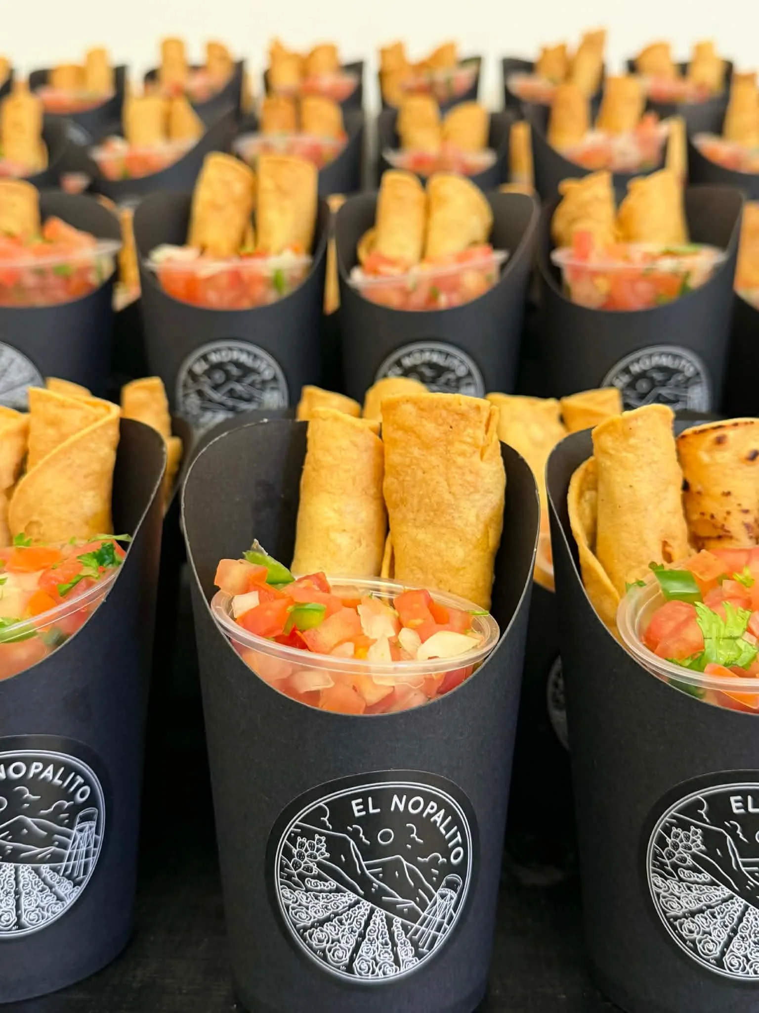 Taquitos y pico de gallo de El Nopalito