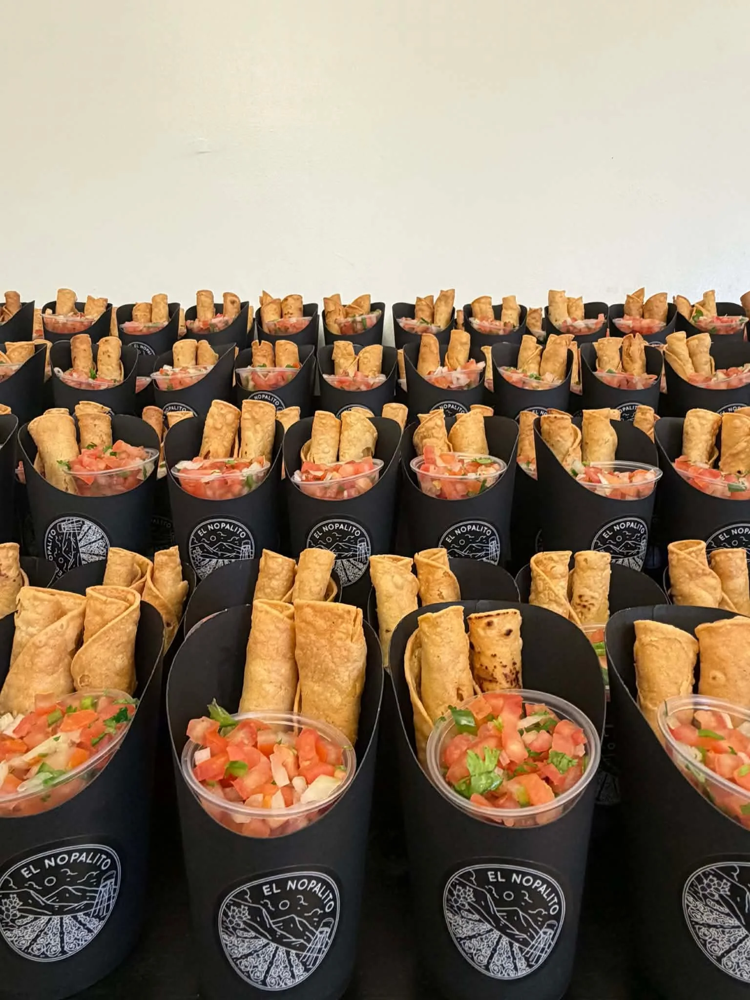 Taquitos preparados para catering de El Nopalito